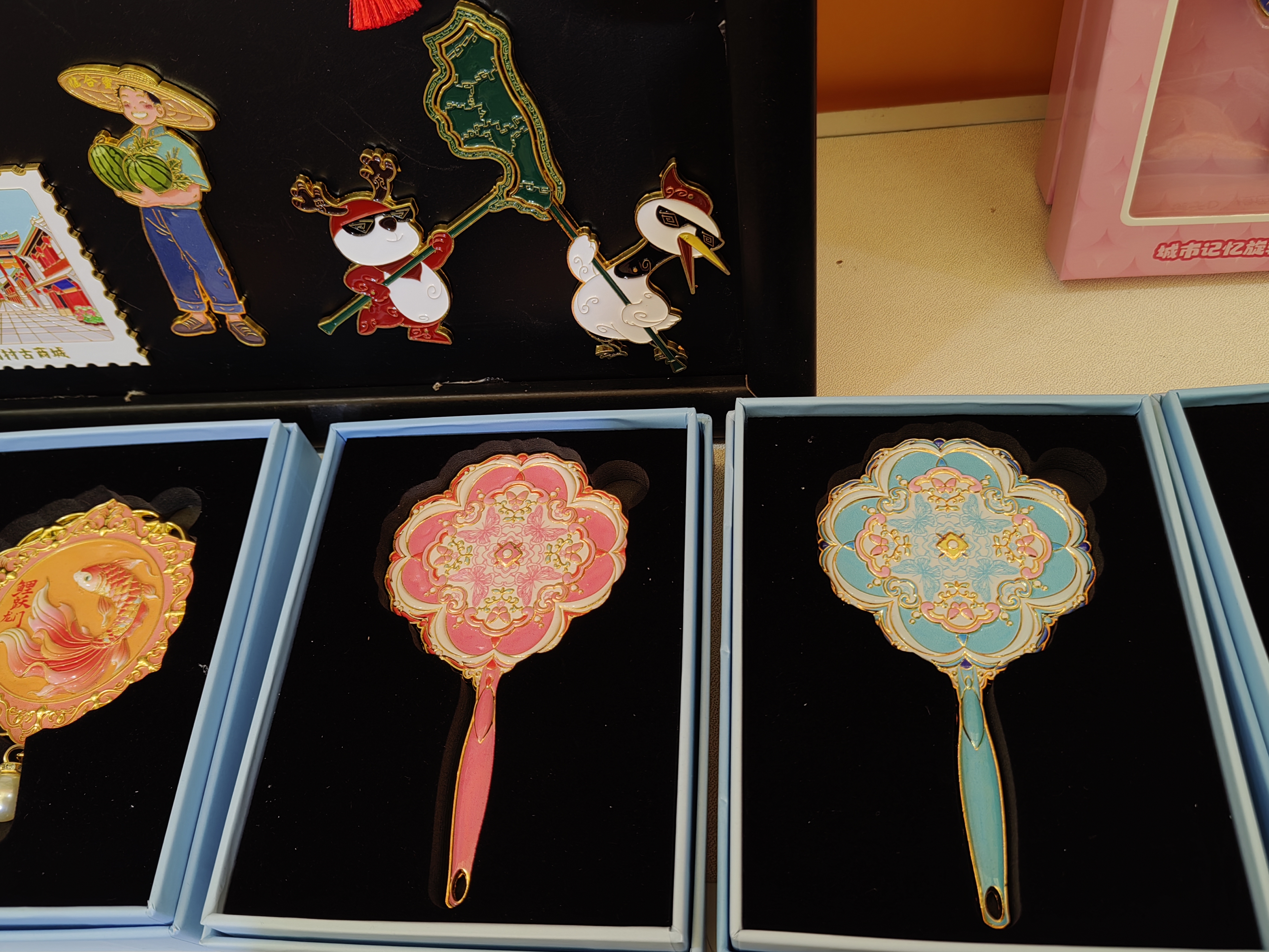 Bonnie Craft toont verschillende koelkastmagneten in het Shanghai New International Expo Center